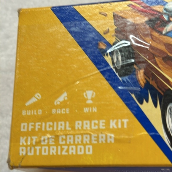 Pinewood Derby Grand Prix Official Race Kit: 4 Axles, Pine Block, 4 Wheels New - Picture 6 of 8